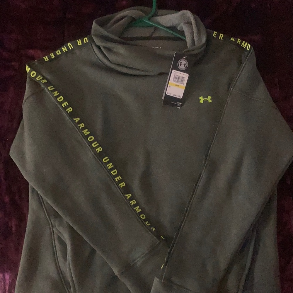 NWT-LOOKING TO TRADE: under armour size medium